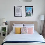 Stylish Escape, Fireplace, Sunset Views 아파트 부쿠레슈티
