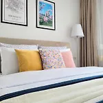 Stylish Escape, Fireplace, Sunset Views 아파트